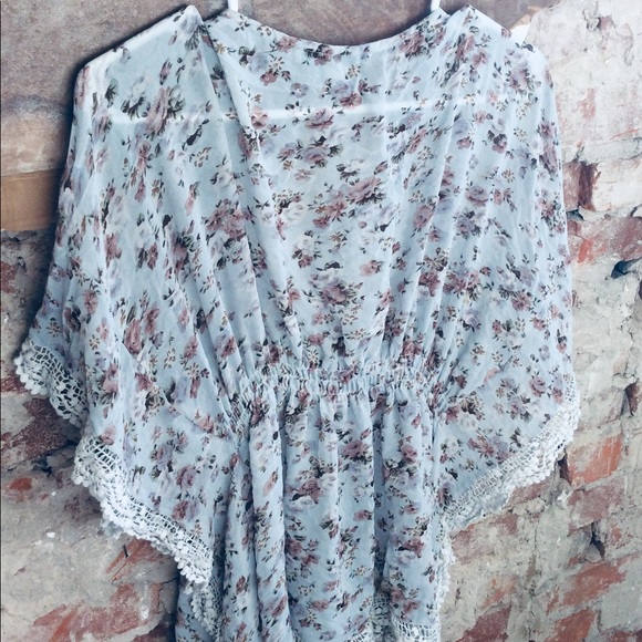 Forever 21 Floral Blouse Size M - Picture 2 of 5